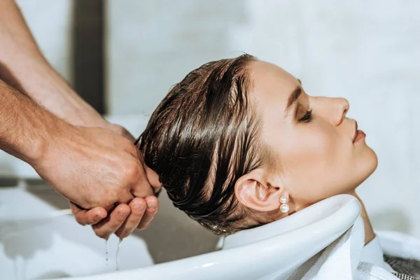 Nahaufnahme Teilansicht Des Friseurs Der Einer Attraktiven Jungen Frau Schönheitssalon — Stockfoto