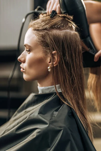 Abgeschnittene Aufnahme Von Friseur Haare Trocknen Schöne Junge Frau Schönheitssalon — Stockfoto