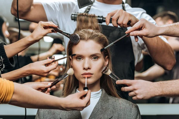 Bella Giovane Donna Guardando Fotocamera Mentre Gli Stilisti Applicano Trucco — Foto Stock