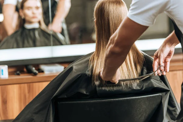 美容室ビューティー サロンで美しい若い女性に髪をカットのショットをトリミング — ストック写真