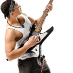Schöner gemischter Rasse männlicher Rockmusiker, der auf E-Gitarre isoliert auf Weiß spielt