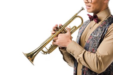 Genç erkek jazzman beyaz izole trompet ile poz kısmi görünümünü