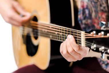 Erkek müzisyen akustik gitar üzerinde beyaz izole çalmaya seçici odak