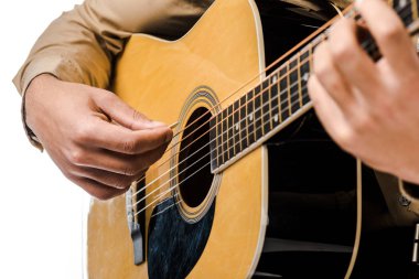 Erkek müzisyen akustik gitar üzerinde beyaz izole çalmaya kırpılmış atış