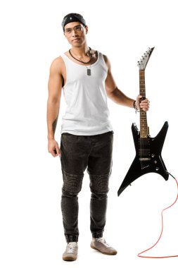 yakışıklı erkek rock müzisyeni siyah elektro gitar üzerinde beyaz izole ile poz