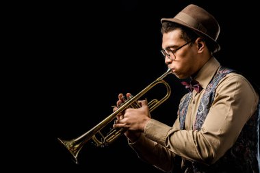 karışık yarış erkek jazzman şapka ve gözlük siyah izole trompet oynamaya yan görünüm