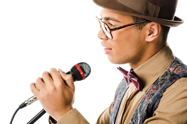 Zijaanzicht Van Knappe Gemengd Ras Man Hat Zingen Microfoon Geïsoleerd — Stockfoto