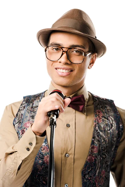 Retrato Jovem Mestiço Músico Chapéu Cantando Microfone Isolado Branco — Fotos gratuitas