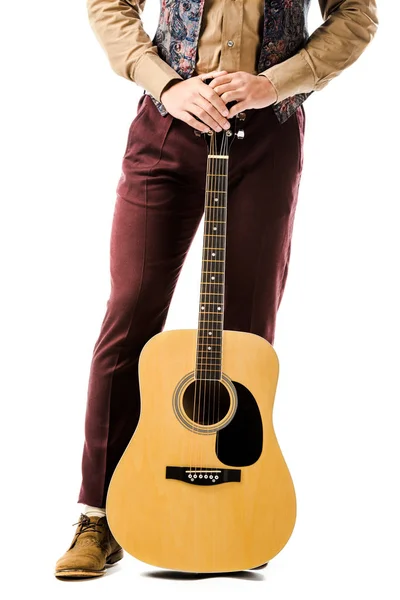 Corte Tiro Músico Masculino Elegante Posando Com Guitarra Acústica Isolada — Fotografia de Stock