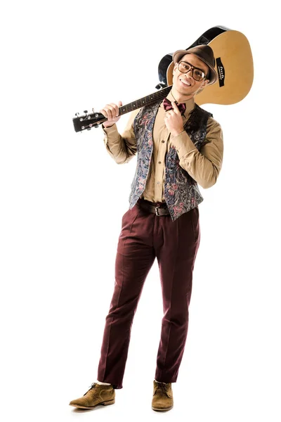 帽子と眼鏡白で隔離のアコースティック ギターとポーズで笑っている男性ミュージシャン — ストック写真