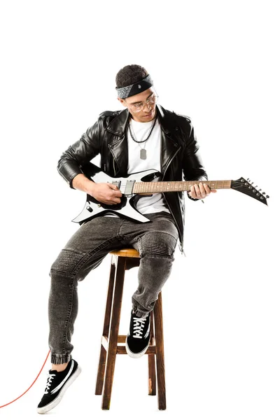 Koncentruje Się Muzyk Mężczyzna Skórzanej Kurtce Grając Gitarze Elektrycznej Podczas — Darmowe zdjęcie stockowe