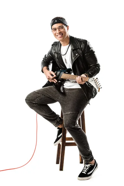 Riso Músico Masculino Jaqueta Couro Tocando Guitarra Elétrica Enquanto Sentado — Fotos gratuitas