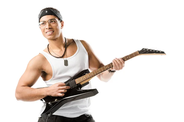 Lachende Gemengd Ras Mannelijke Rockmuzikant Spelen Gitaar Geïsoleerd Wit — Gratis stockfoto