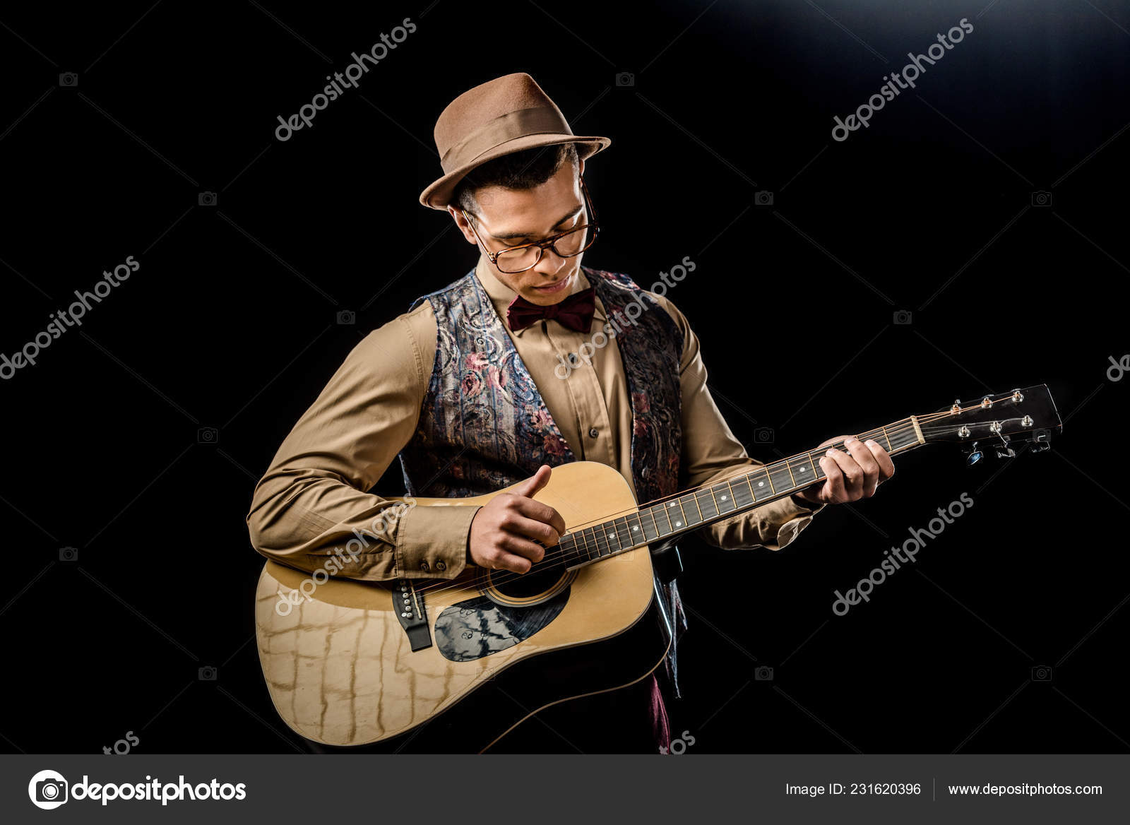 Εστιασμένη Μικτή Φυλή Αρσενική Μουσικός Γυαλιά Και Καπέλο Παίζετε Στην —  Δωρεάν Φωτογραφίες © AndrewLozovyi #231620396