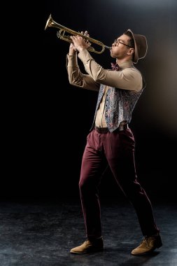 Genç karışık yarış erkek jazzman trompet siyah oynamaya şapkalı 