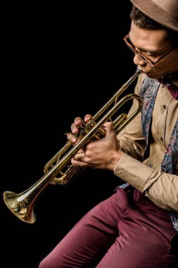 karışık yarış erkek jazzman şapka ve gözlük siyah izole trompet oynamaya