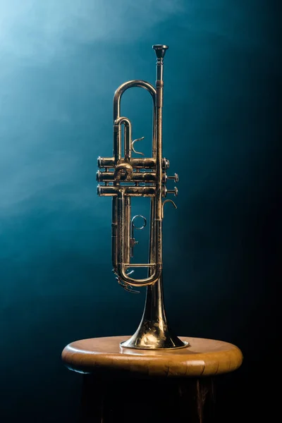 Studio Skott Trumpet Stol Med Dramatisk Belysning Bakgrund — Stockfoto