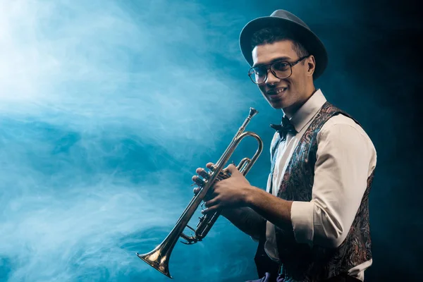 Musicien Souriant Posant Avec Trompette Sur Scène Avec Éclairage Dramatique — Photo