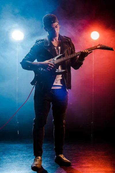 Concentrated Man Leather Jacket Performing Electric Guitar Stage Smoke Dramatic — Free Stock Photo