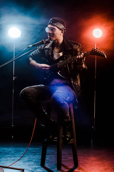 Joven Músico Masculino Cantando Micrófono Tocando Guitarra Eléctrica Escenario Durante — Foto de Stock