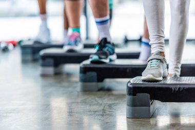 adım platformlar spor salonunda egzersiz yaparak sporcu kadeh kırpılmış