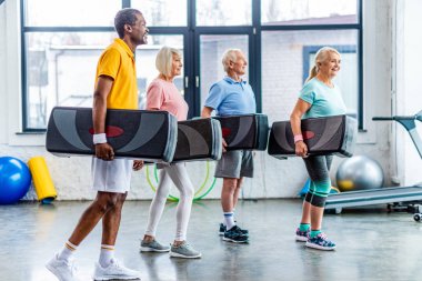 adım platformlar spor salonunda tutan mutlu çok ırklı sporcu