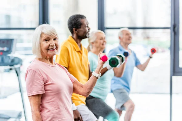 Foyer Sélectif Sourire Sportif Senior Ses Amis Faisant Exercice Avec — Photo