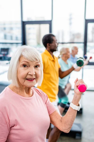 Selective Focus Senior Woman Her Friends Exercising Dumbbells Gym — Stock Photo, Image