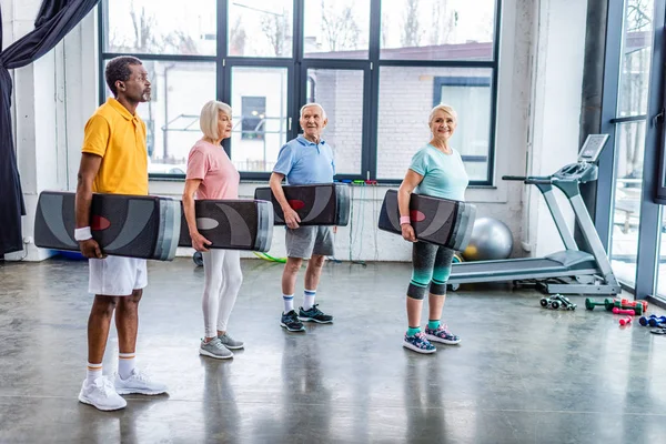 Multikulturní Senior Sportovci Drží Krok Platformy Tělocvičně — Stock fotografie