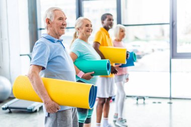 mutlu multethnic üst düzey sporcular spor salonunda fitness paspaslar holding