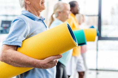 kısmi görünümü üst düzey sporcuların tutan fitness spor insanlara paspaslar