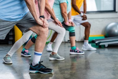 üst düzey sporcu görüntüsünü zaman uyumlu spor salonunda germe kırpılmış