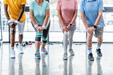 üst düzey sporcu kadeh zaman uyumlu spor salonunda germe kırpılmış