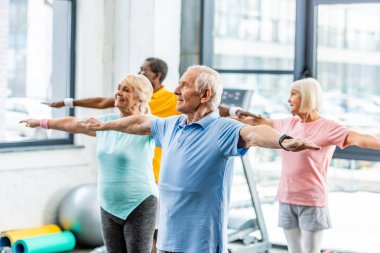üst düzey çok ırklı sporcular spor salonunda egzersiz yaparak zaman uyumlu
