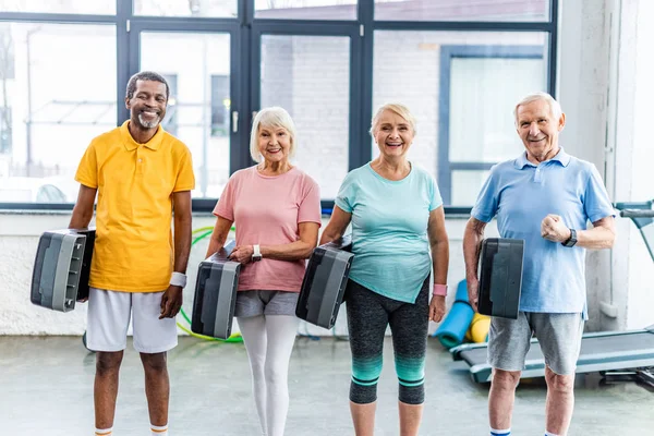 Mångkulturella Senior Idrottare Håller Steg Plattformar Gym — Stockfoto