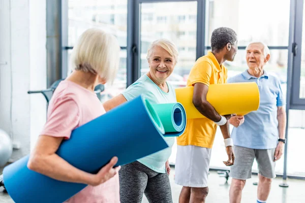 Senior Idrottskvinnor Holding Fitness Mats Och Deras Manliga Vänner Som — Stockfoto