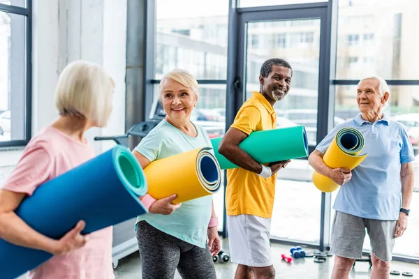 Happy Multethnic Senior Athletes Holding Fitness Mats Sports Hall — Stock Photo, Image