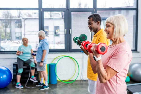 Selektiver Fokus Multiethnischer Sportler Die Fitnessstudio Mit Kurzhanteln Trainieren — Stockfoto