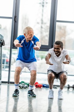 iki çok kültürlü olgun sporcular spor salonunda ağız kavgası yapıyor