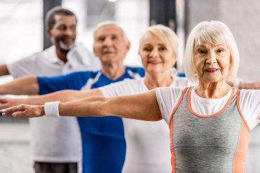üst düzey sporcumuz arkadaşlarınızla spor salonunda egzersiz seçici odak 