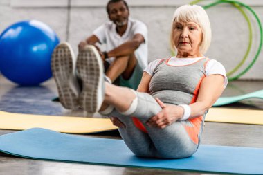 üst düzey kadın ve kocası fitness paspaslar spor salonunda egzersiz