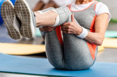 kısmi üst düzey sporcumuz fitness mat spor salonunda egzersiz görünümünü