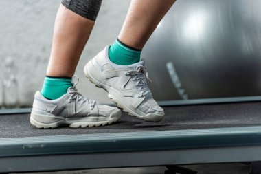 spor salonunda koşu bandı üzerinde çalışan sporcumuz görüntü kırpılmış