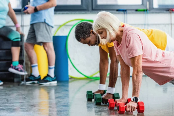 Selective Focus Interracial Couple Doing Plank Dumbbells Gym — Stock Photo, Image