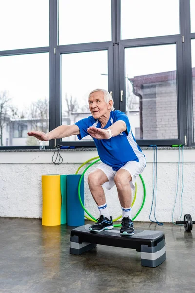 Senior Sportsman Doing Squats Step Platform Gym — Stock Photo, Image