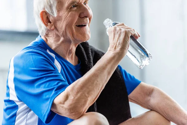 Selectieve Aandacht Van Gelukkig Senior Sportman Met Handdoek Fles Water — Stockfoto