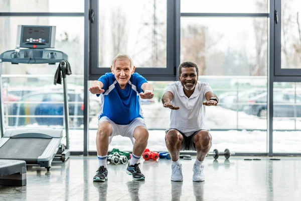 Feliz Multicultural Maduro Deportistas Haciendo Sentadillas Gimnasio — Foto de Stock