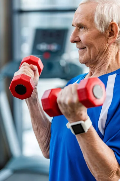 Enfoque Selectivo Deportista Senior Con Smartwatch Haciendo Ejercicio Con Pesas — Foto de Stock