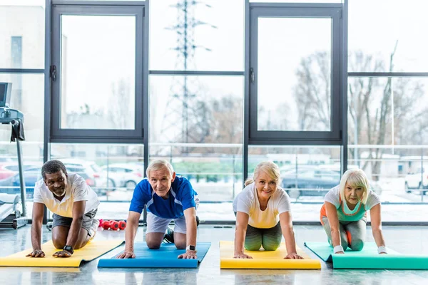 Fröhliche Multikulturelle Senioren Die Fitnessstudio Auf Fitnessmatten Trainieren — Stockfoto