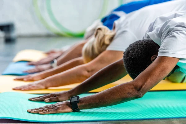 Selective Focus African American Sportsman Smartwatch Exercising Friends Gym — Stock Photo, Image
